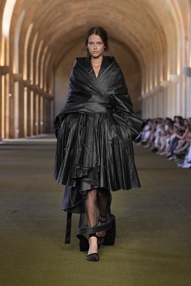 الريف الفرنسي بلمسات معاصرة في مجموعة Jacquemus ربيع 2026